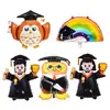 Estudiantes Universitarios Iniciando un Negocio, Montando Puestos, Temporada de Regreso a Clases, Cajas de Crayones, Lápices, Globos de Papel Aluminio con Forma de Mochila Escolar, Decoraciones para Fiestas, Temporada de Regreso a Clases