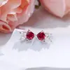 Pendientes Exquisitos Pequeños de Pez Dorado de Lujo Ligero Estilo Francés con Corindón Rojo de Alta Gama, Zafiro y Circonita, Pendientes Compactos y Versátiles para Mujer