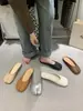 Zapatos de pezuña de cerdo con punta dividida 2023 verano nuevo boca poco profunda punta plana zapatillas de media cubierta suela blanda slip-on zapatos mueller