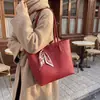 Bolsa Tote Vermelha Feminina 2026 Nova Grande Capacidade Bolsa para o Dia a Dia Textura de Alto Padrão Bolsa de Ombro Único de Mão Bolsa para Noiva Casamento