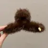 Presilha de cabelo de pelúcia de alta qualidade para outono e inverno para mulheres, versátil e fofa, presilha de tubarão para a parte de trás da cabeça, novo estilo coreano 2026, presilha de garra