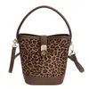 Bolso de Mano Sencillo con Estampado de Leopardo Mate Tipo Cubo para Mujer 2025 Otoño Nuevo Estilo Bolso de Hombro Cruzado Elegante de Lujo Ligero