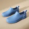 Botas de chuva femininas da moda, perfeitas para uso no trabalho e na cozinha, apresentando sola antiderrapante, material ultrassuave, design de corte baixo e propriedades resistentes a odores. Estas são galochas de chuva para adultos femininas, também adequadas como sapatos casuais.
