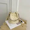 Bolsa de balde estilo coreano com padrão de losangos de nicho para mulheres, nova bolsa de mão com corrente para o verão de 2026, versátil para o trabalho, bolsa de ombro e transversal