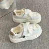 Tênis Brancos com Velcro e Sola Grossa para Mulheres 2026 Novo Primavera Desenho Animado Fofo Sapatos de Pão Calçados Casuais para Estudantes