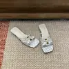 Sandálias de dedo estilo Chanel com salto grosso de bolinhas e biqueira aberta, sapatos de fada para uso ao ar livre, sandálias romanas de cetim para o verão de 2026