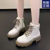 Botas Brancas de Solado Grosso para Mulheres Outono e Inverno 2025 Novas Botas Curtas de Couro Macio Versáteis Aumentadoras Casuais Botas de Motocicleta