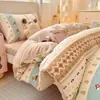 Nuevo Conjunto de Cuatro Piezas de Algodón 100% con Forro de Leche, Estampado Floral de Dibujos Animados, Grado Madre-Bebé, Clase A, Otoño/Invierno 2026, Conjunto de Tres Piezas para Cama de Estudiante