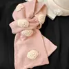 Estilo Chanel~ Bufanda de lana tejida con camelia estilo coreano para mujer, cálida de invierno, calentador de cuello frío de imitación, calentador de cuello atmosférico, moderno
