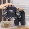Conjunto Elegante de Primavera e Outono para Meninos, Novo Conjunto de Três Peças Jeans Patchwork Listrado de Manga Longa 2026, Lindo para Bebês Meninos