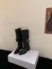 Botas de salto alto com fivela de cinto estilo coreano para mulheres, novo modelo outono 2026, salto grosso, botas versáteis slim fit retrô