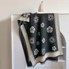 Bufanda de imitación cachemir de camelia para mujer, nueva de otoño e invierno, jacquard de doble cara, chal cálido, bufanda de comercio exterior, venta al por mayor en vivo