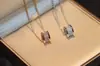 V Oro CNC Collar de Resorte Nuevo Modelo Personas Rojas Pequeñas Edición Benéfica Cerámica Blanca y Negra Forma de Cintura Plata Grueso Chapado 18K Mayoreo