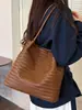 Bolso de mano retro muy elegante con patrón tejido, nuevo modelo de verano 2026, bolso de hombro de color liso a la moda, bolso tipo cubo de mano, moderno
