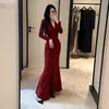 Elegante vestido de manga larga sexy estilo francés con cuello en V para mujer, nueva colección de otoño 2026, con detalles plisados, cintura ceñida y efecto adelgazante