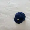 Chapéu Bico de Pato para Bebê Outono e Inverno Versátil Versão Coreana Bordado com Letra M Menino Bebê Formato Côncavo Cor Lisa Boné de Baseball