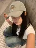 Gorra de Béisbol Vertical a Rayas Vintage para Mujer 2026 Nuevo Estilo Bordado de Dachshund Gorra de Ala Suave Sombrero de Sol de Alta Gama