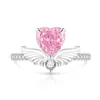 Anillo de Alas de Ángel con Forma de Corazón Cortado Flor de Hielo de Piedra Preciosa de Color de Venta Caliente en Transmisión en Vivo, Anillo de Alas con Forma de Corazón de Diamante de Alto Carbono Galvanizado en Oro Real