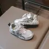 Tênis esportivos respiráveis da moda para meninas, novo modelo de primavera 2026, sapatos casuais infantis, tênis de corrida estudantis com sola macia