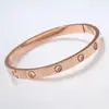 Aço Titânio Simples e Elegante Luxo Leve High-End Moda Aço Titânio Cravejado de Diamantes Feminino Masculino Não Desbota Pulseira Rosa Anel de Casal