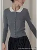 Cárdigan corto ajustado de punto retorcido con cuello Peter Pan para mujer 2026 Otoño/Invierno Nueva Llegada Hombro Normal Elegante Adelgazante Suéter de Manga Larga