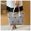 Bolsa de compras para o trabalho em lona de grande capacidade, moderna, para usar sob o braço, de ombro único, de mão, estilo coreano, estilo ins preguiçoso, estampada, doce
