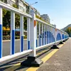 Barreras paisajísticas y culturales personalizadas para calles comerciales, áreas escénicas y pasarelas, fabricadas de acero galvanizado, acero inoxidable y aleación de aluminio.