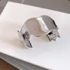 Pulsera Plisada Geométrica Irregular Estampada de Puño Abierto Transfronteriza Europea y Americana, Pulsera de Lujo Ligero con Acabado de Alta Gama, Joyería de Mano Versátil para Mujeres