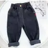 Pantalones de mezclilla forrados de polar, pantalones de polar de una sola pieza engrosados, pantalones largos elegantes para niños pequeños y bebés en primavera, polar fino ultradelgado para niños
