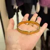 Pulsera de Acero de Titanio Estilo Europeo y Americano Oro de 18 Quilates Letra H Lisa y Mate, Pulsera de Pareja de Lujo Ligero de Nicho de Moda con Sentido de Diseño