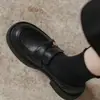Nuevos mocasines de suela blanda para mujer, nuevo modelo de otoño 2026, zapatos slip-on pequeños con forma de moneda, zapatos de cuero de suela gruesa estilo británico
