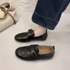 Zapatos Pequeños de Cuero Británicos de Otoño para Mujer con Hebilla Mocasines Retro Versátiles Sin Falda Moda Tacón Oculto 2026