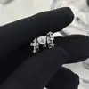 Brincos Empilháveis de Diamante Brilhante com Formato de Cruz e Coração Doce e Cool para Mulheres Novo Design Coreano de Nicho Brincos Versáteis de Alta Qualidade