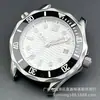Relógio masculino estilo executivo com movimento chinês NH35, um modelo popular para exportação, apresentando um movimento mecânico totalmente automático e um mostrador luminoso