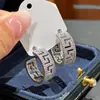 Brincos em forma de C com diamantes inteiros e padrões intrincados no estilo nicho de Cao Shi, oferecendo uma sensação de luxo leve e de alta qualidade, versáteis para o uso diário, disponíveis para dropshipping