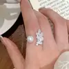 Anillo Exquisito Brillante de Hoja de Diamante y Perla Estilo Socialité para Mujer, Lujo Ligero Nicho Moda de Gama Alta Versátil Anillo para Dedo Índice