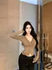 Camiseta Estilo Menina Sexy Quente para Mulheres Outono Inicial 2025 Nova Slim Fit Gola V de Botão Único Camisa para Camada Inferior Top de Manga Longa