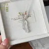 Directamente del fabricante: Collar con Colgante de Ágata Blanca Calcedonia Tipo Hielo, Hebilla de Paz Buda Guanyin Maitreya, Amuleto con Forma de Hoja al por Mayor