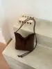 Venta al por mayor transfronteriza de bolsos tote nuevos de gran capacidad, bolsos tipo cubo vintage simples de comercio exterior, bolsos de hombro y cruzados de moda para el día a día.