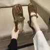 Mules populares de punta abierta para mujer para uso en exteriores, nuevo estilo primavera 2026, slip-on plisados retro versátiles de moda planos