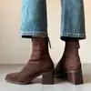 Botas Curtas Marrons Retrô Camurça Salto Alto Botas Slim Salto Grosso Zíper Traseiro Quentes Elásticas Estilo Outono e Inverno