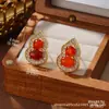 Brincos de Cabacinha com Pedra Olho de Tigre Vermelho para Mulheres, Brincos de Alto Padrão Exquisitos e Versáteis, Brincos Elegantes de Nicho para Outono e Inverno