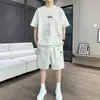 Traje casual de hombre para verano, camiseta de manga corta de seda helada de moda y pantalones cortos deportivos, un atuendo a la moda para jóvenes
