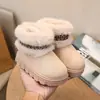 Botas de Neve para Meninas, Novo Estilo Outono/Inverno 2026 para Crianças, Forradas com Lã, Quentes, Peludas, Calçados de Algodão de Calçar, Atacado para Comércio Exterior