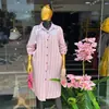 Moda Feminina Transfronteiriça Europeia e Americana Verão 2026 Novo Conjunto Elegante de Camisa Longa Listrada com Gravata e Calça de Pernas Largas