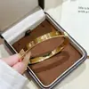 Pulseras de Acero de Titanio Serie No Descolorante para Mujer, Diseño de Broche de Moda, Joyería Popular de Celebridades de Internet, Joyería Exquisita Incrustada con Diamantes al por Mayor Transfronteriza