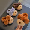 Chinelos de algodão infantis para outono e inverno para meninos e meninas, quentes e de pelúcia, com sola grossa, para crianças mais velhas, com design de cachorrinho e calcanhar fechado