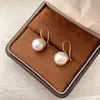 Zapatos de Tacón Alto Perfectamente Redondos, Color Moca Brillante Mousse con Cristales Swarovski Dorados, Aretes de Perlas, Delicados Ganchos de Plata para Orejas, Aretes de Alta Gama