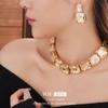 Conjunto de Brincos Quadrados Cravejados de Diamante e Colar Duas Peças, Moderno e Versátil, Brincos Elegantes Exagerados, Luxo Acessível e Acessórios de Vestir de Alta Qualidade