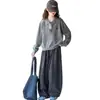 Atuendo otoñal elegante y moderno para niñas: un suéter de punto y una camisa polo de estilo preppy, combinados con pantalones de cuadros, perfectos para primavera y otoño